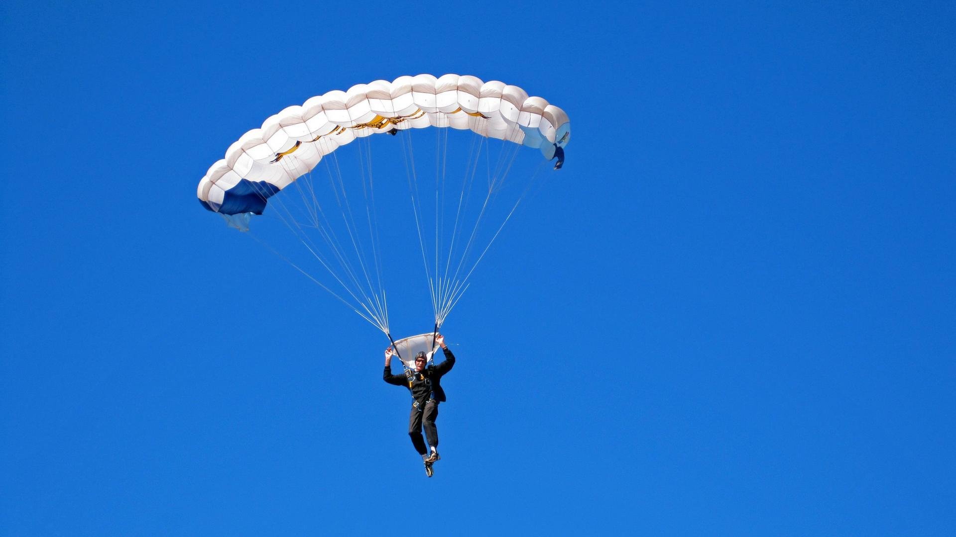 决赛巅峰对决，实力较量引人瞩目，巅峰队决